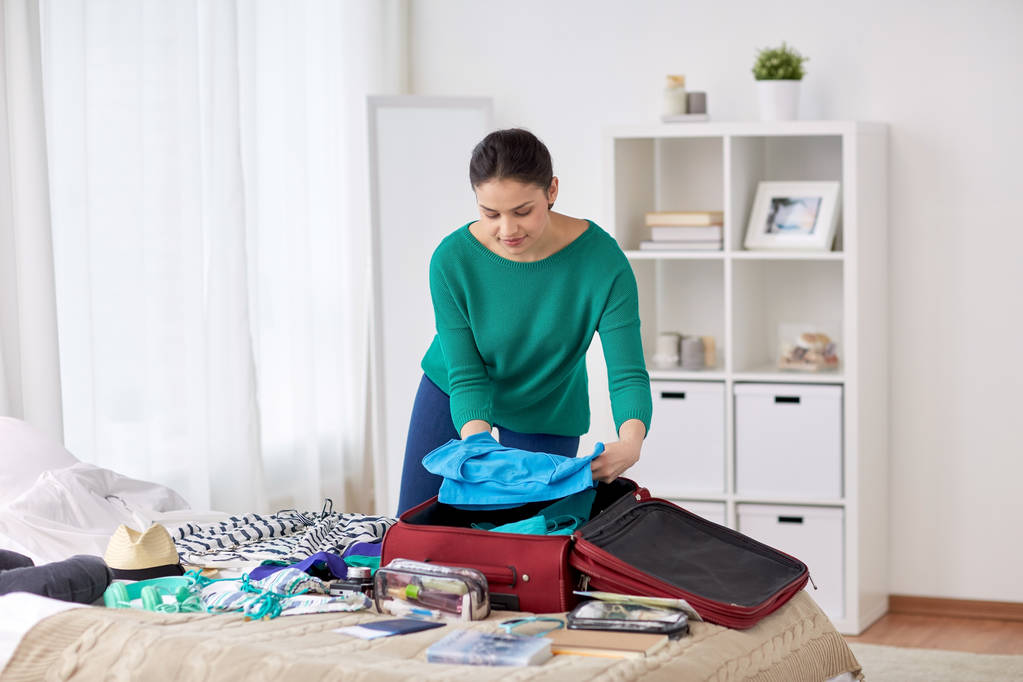 Kobieta, pakowanie torby podróżnej w domu lub pokoju hotelowym - Zdjęcie, obraz