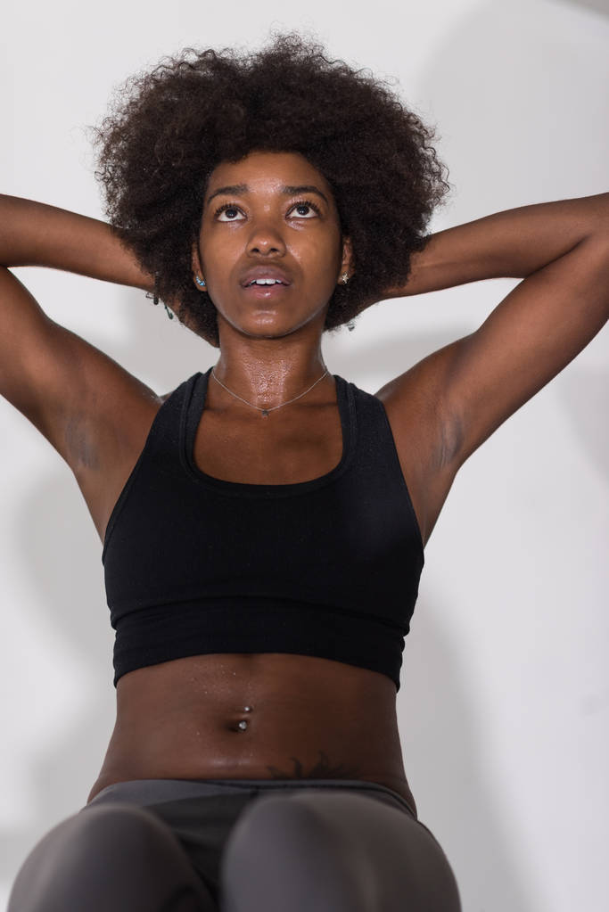 černá žena dělá sit ups v tělocvičně - Fotografie, Obrázek