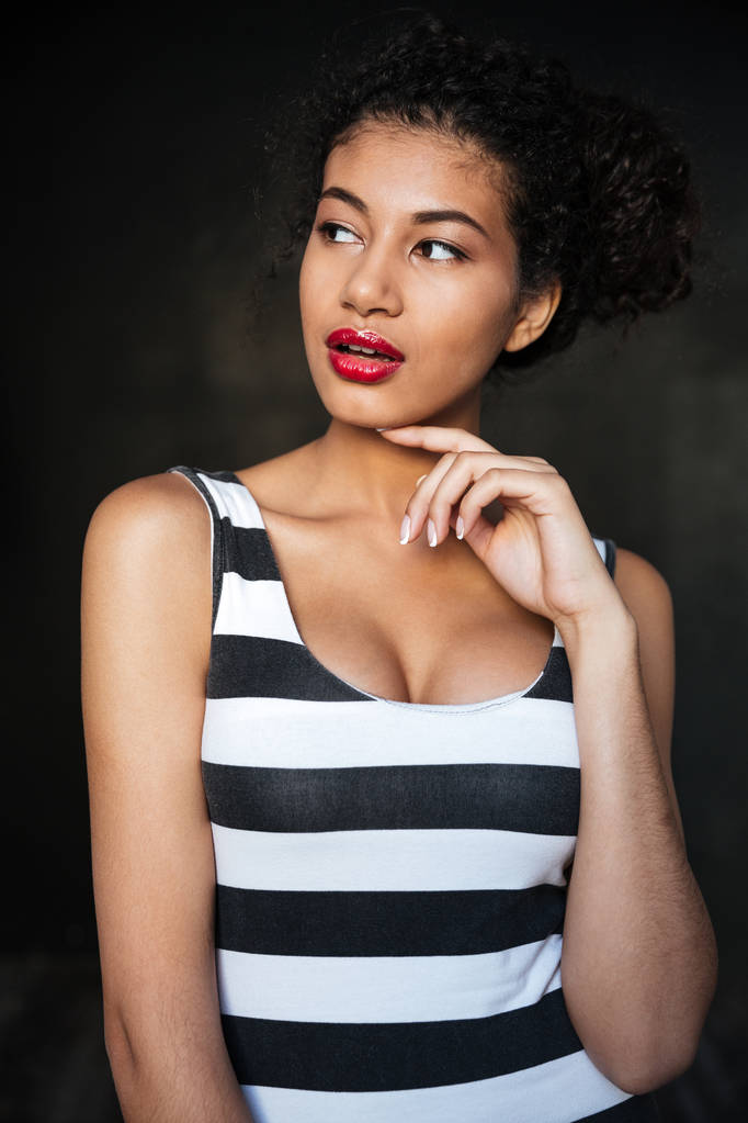 Jovem americana africana atraente com lábios vermelhos
 - Foto, Imagem