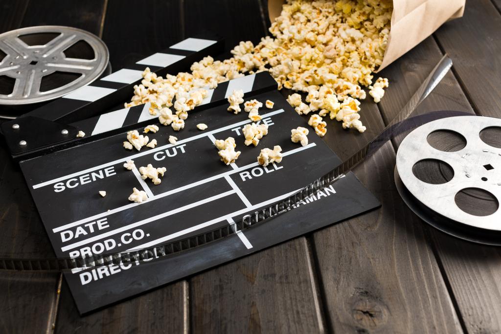 popcorn and movie clapper board - Photo, Image