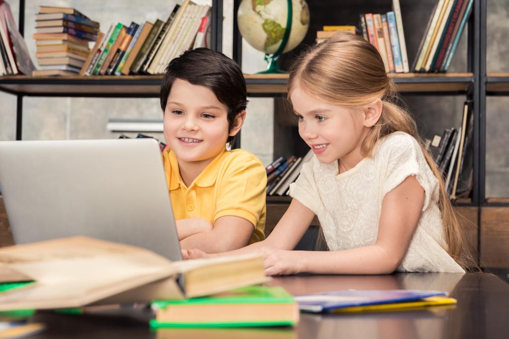 Enfants utilisant un ordinateur portable
 - Photo, image