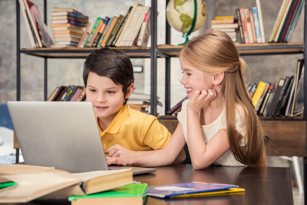 Gyermekek használ laptop - Fotó, kép