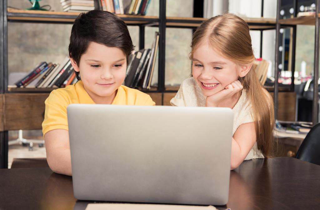 Niños usando laptop
 - Foto, imagen