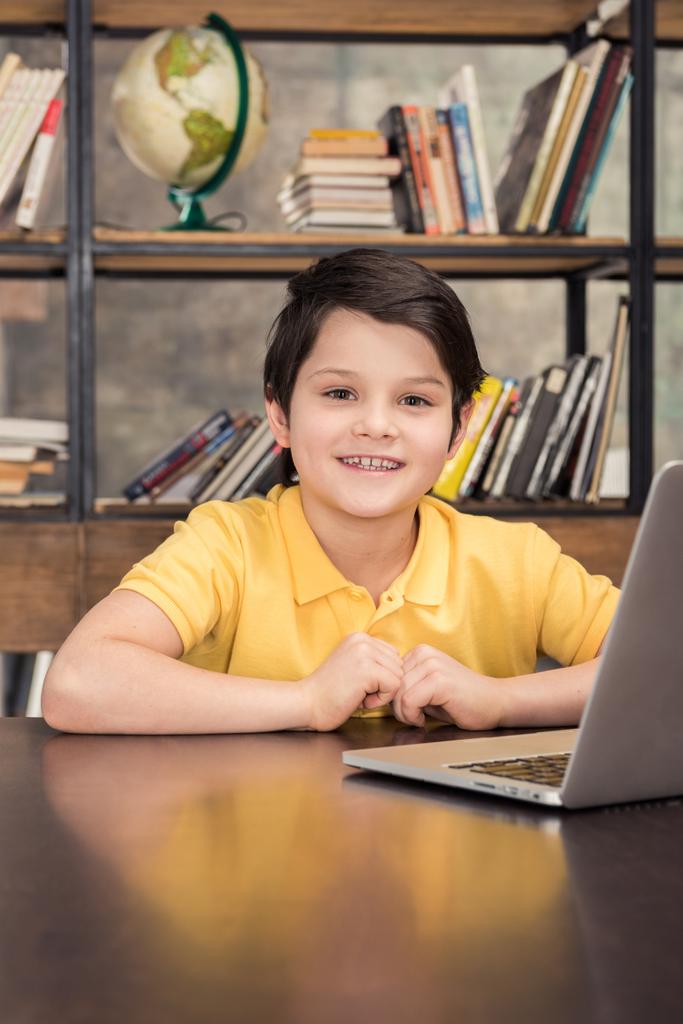 menino usando laptop - Foto, Imagem