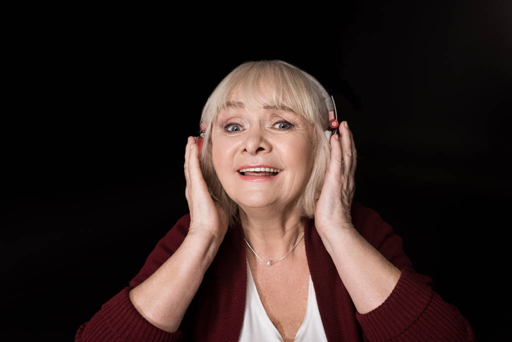 Mujer mayor escuchando música
 - Foto, Imagen