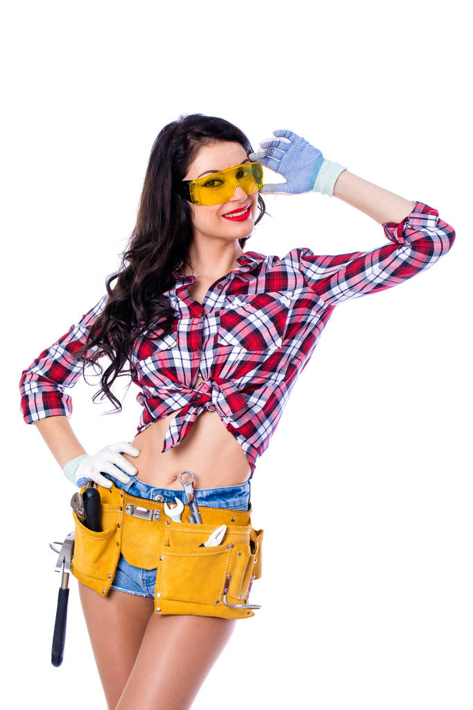 Σέξι μελαχρινή γυναίκα μηχανικός με κίτρινα γυαλιά ασφαλείας - Φωτογραφία, εικόνα