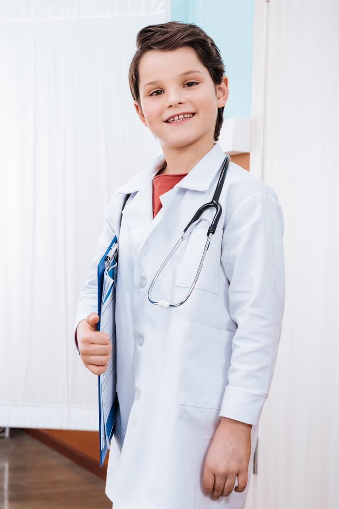 niño doctor en uniforme
 - Foto, imagen