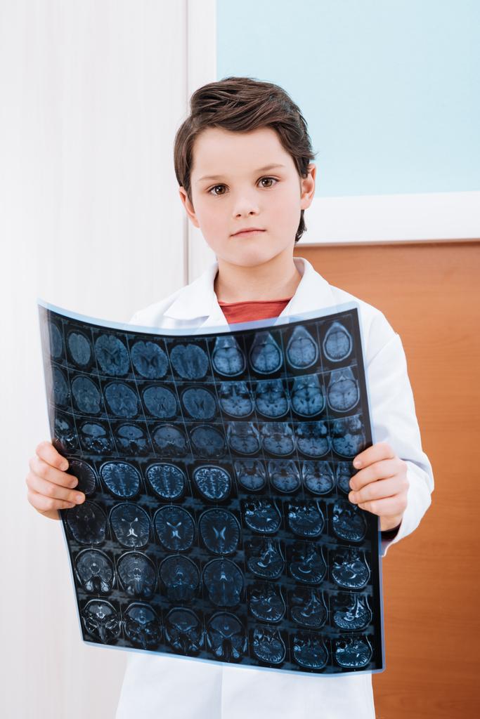 мальчик-врач в форме
 - Фото, изображение