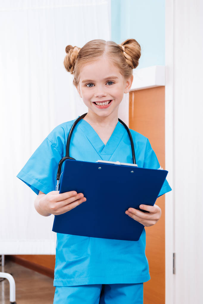 niña enfermera en uniforme
 - Foto, Imagen