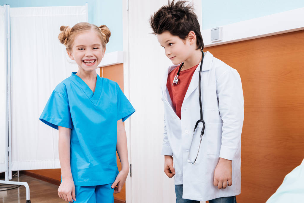 Діти грають лікаря і медсестру
 - Фото, зображення