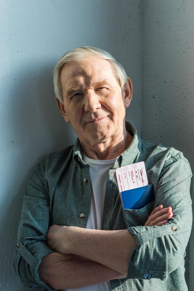 hombre mayor con pasaportes y billetes
 - Foto, Imagen