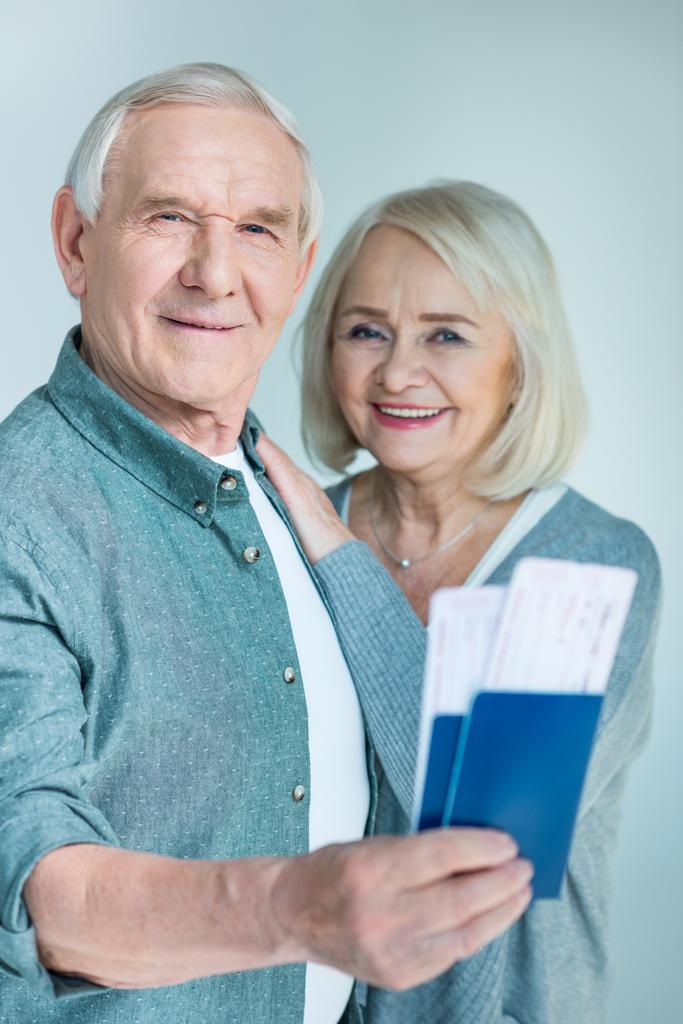 Senior paar met paspoorten en tickets - Foto, afbeelding
