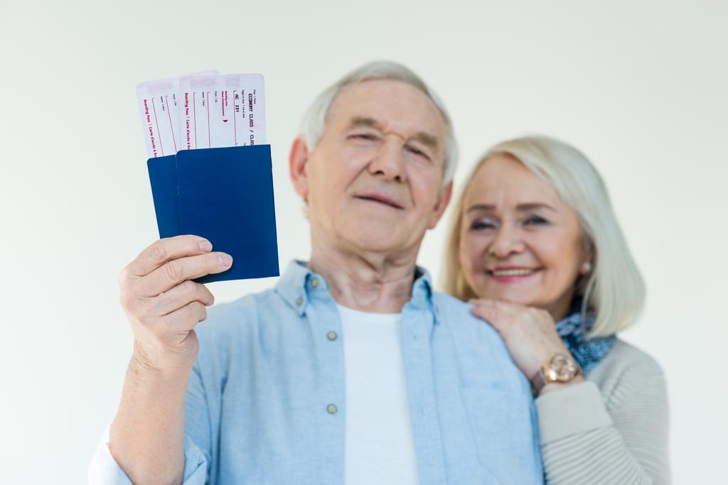 casal sénior com passaportes e bilhetes
 - Foto, Imagem