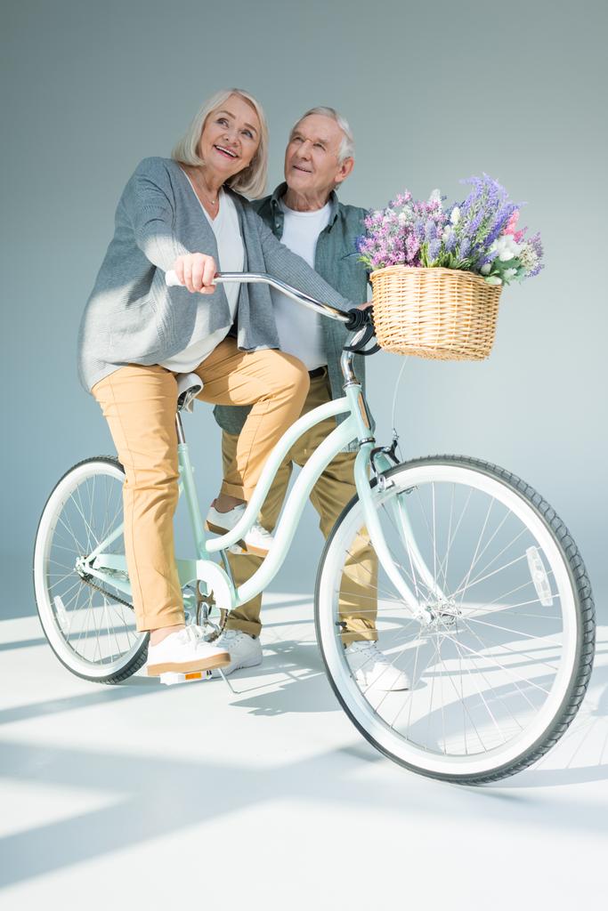 Coppia senior con bicicletta
 - Foto, immagini