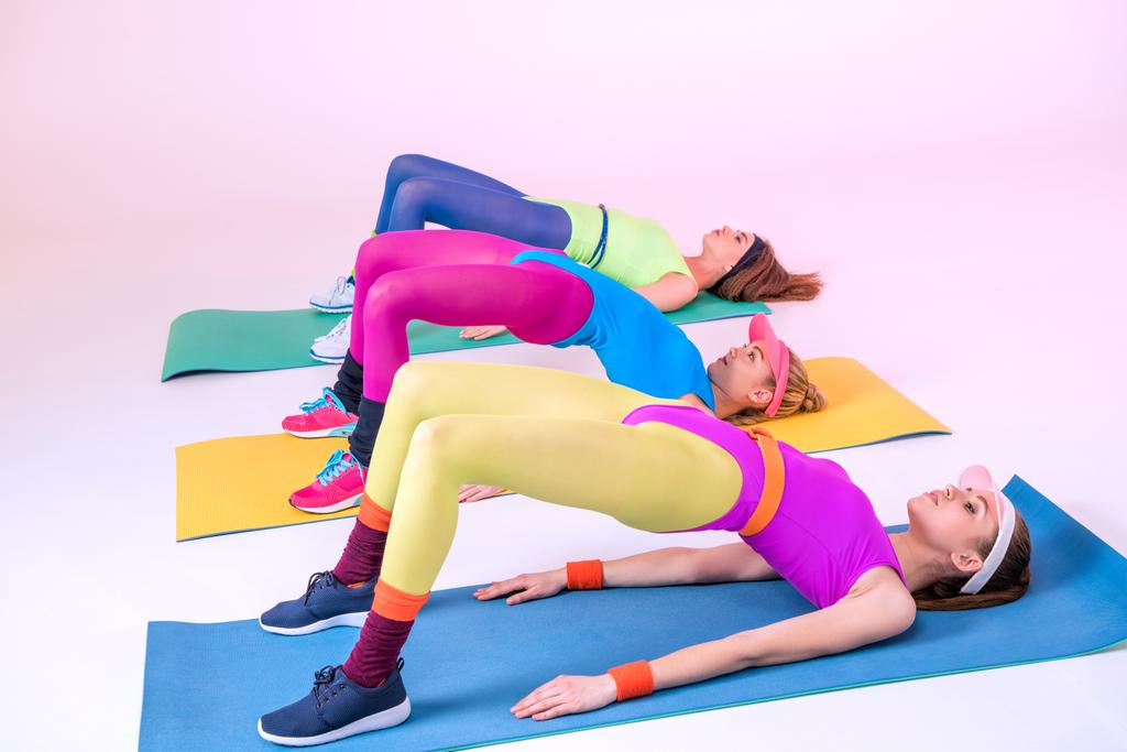 mujeres deportivas haciendo ejercicios
  - Foto, Imagen