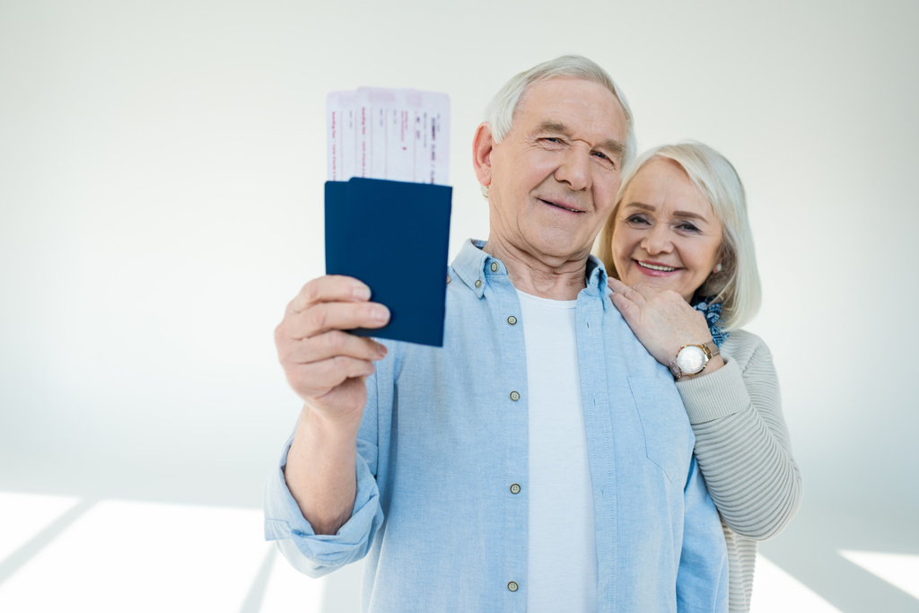 couple aîné avec passeports et billets
 - Photo, image