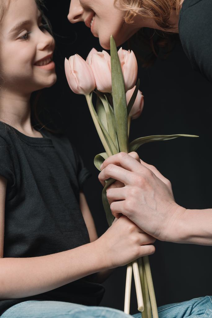 figlia e madre con fiori di tulipano
 - Foto, immagini