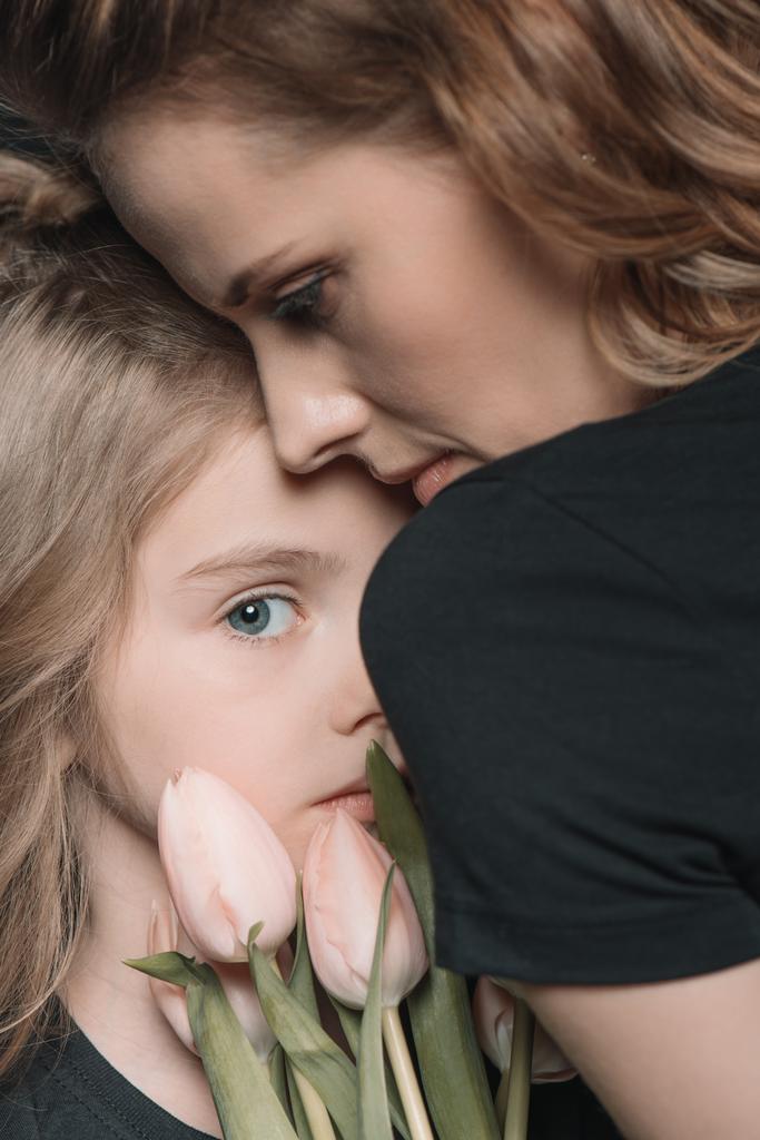Dcera a matka s Tulipán květy - Fotografie, Obrázek