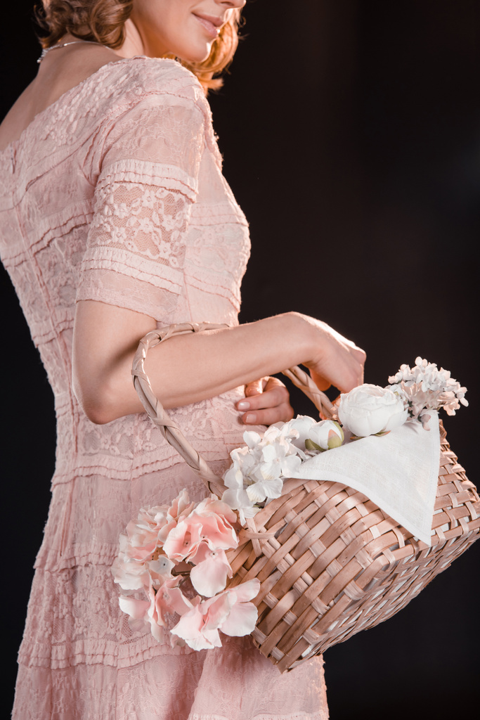 Mulher com cesta de flores
  - Foto, Imagem