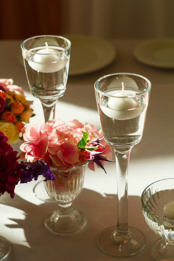 Mooie compositie met bloemen op tafel bruiloft - Foto, afbeelding
