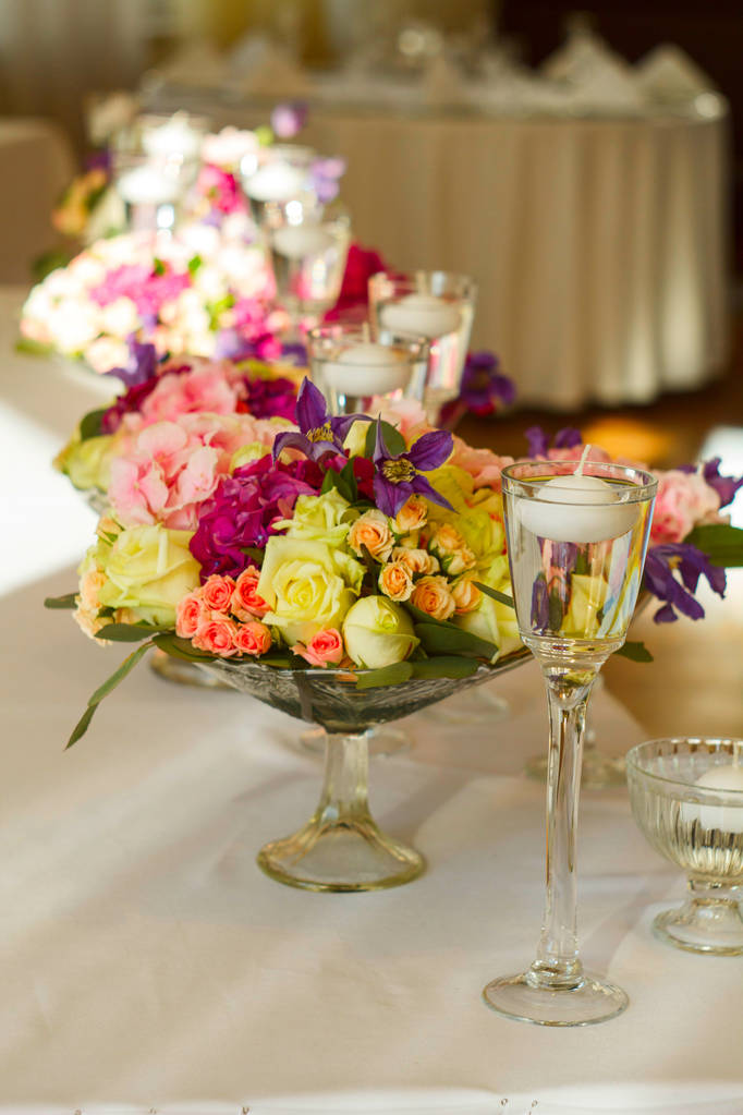 Красивая композиция с цветами на свадебном столе
 - Фото, изображение