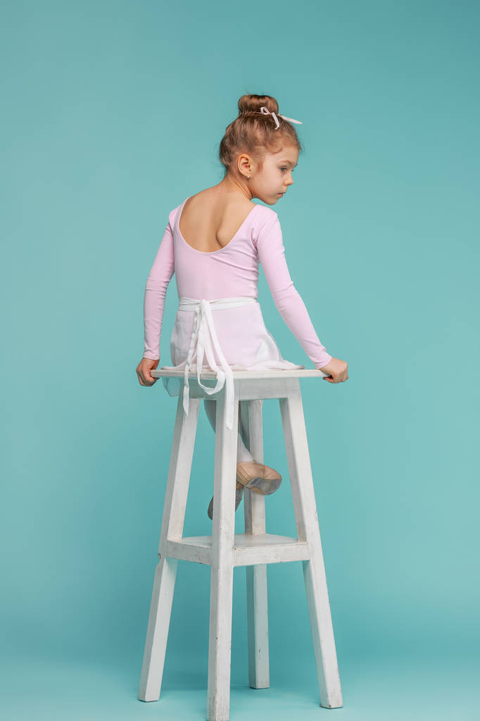De kleine balerina-danser op blauwe achtergrond - Foto, afbeelding