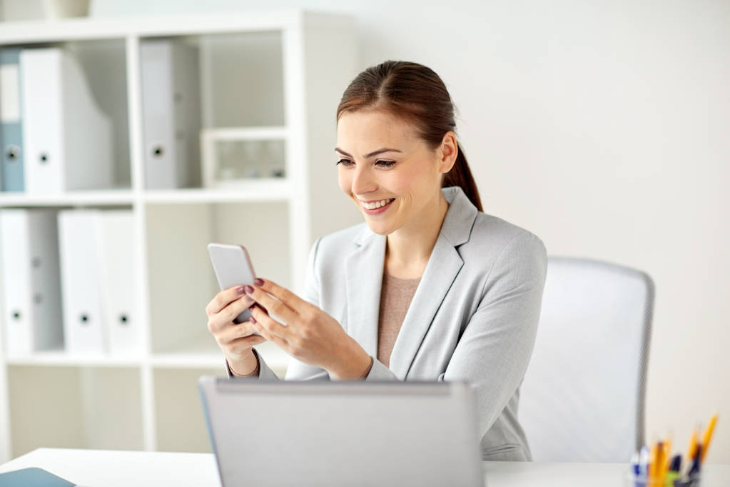 donna d'affari con smartphone in ufficio
 - Foto, immagini