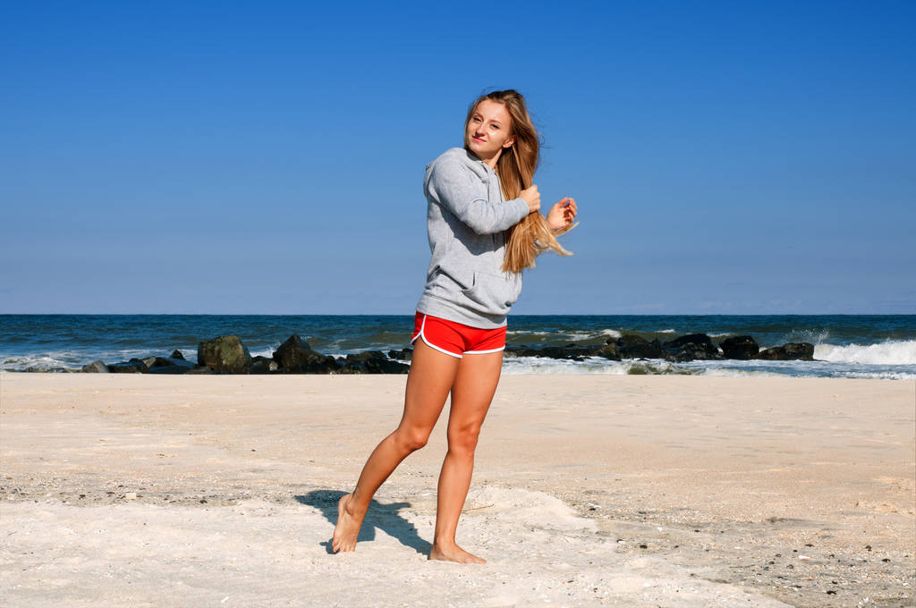 Mujer sana corriendo en la playa, haciendo deporte al aire libre, libertad, vacatio
 - Foto, Imagen