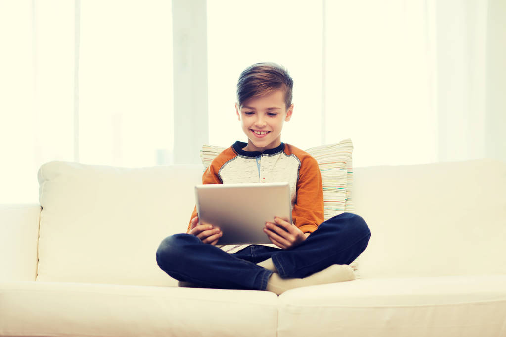 Lächelnder Junge mit Tablet-Computer zu Hause - Foto, Bild