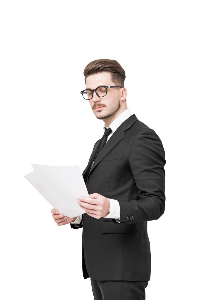 Бизнесмен в очках читает документы, изолированные
 - Фото, изображение
