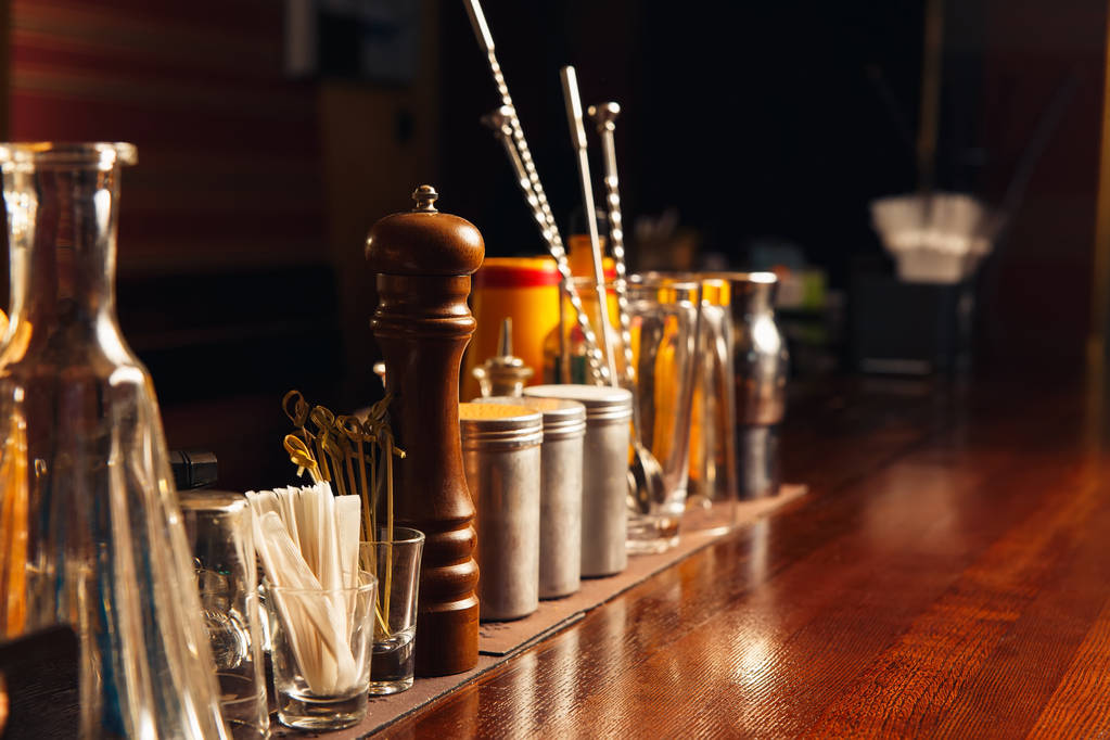 Barman tools op balk - Foto, afbeelding