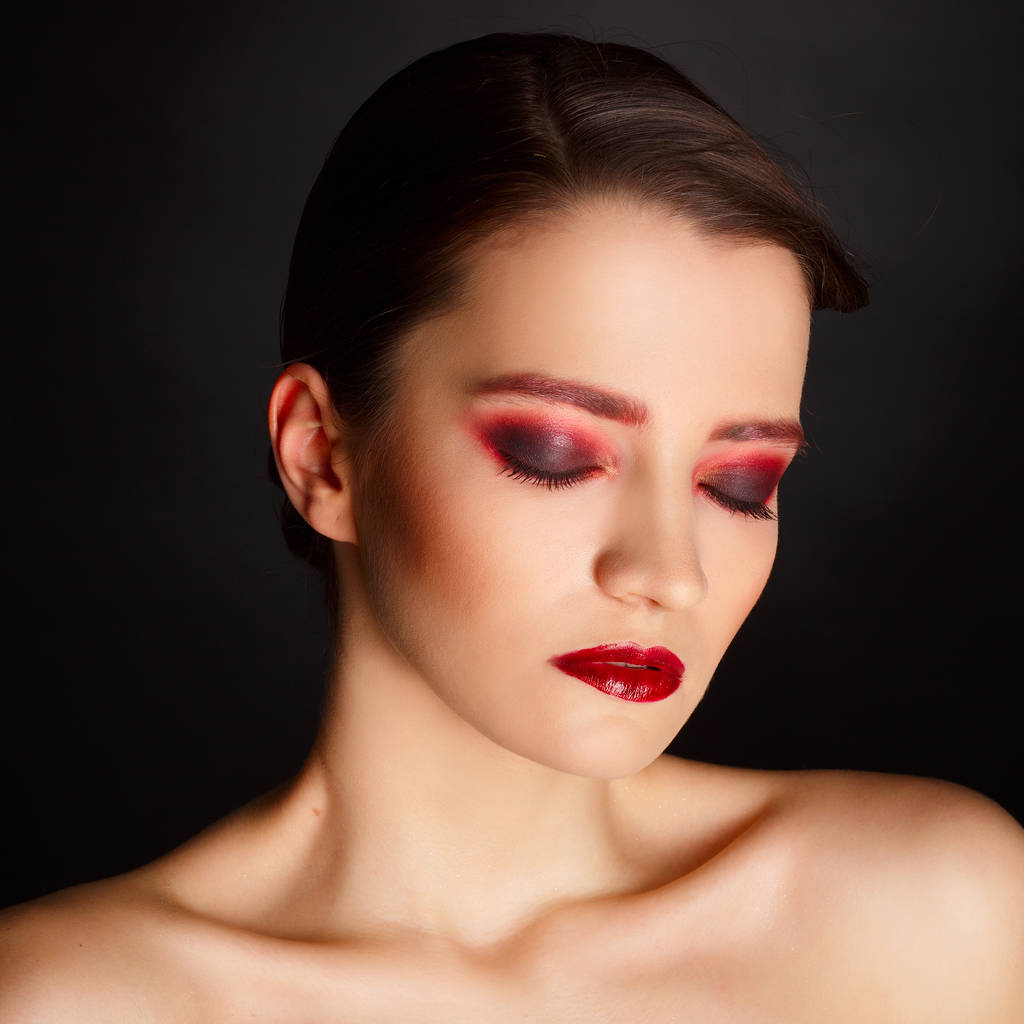 Güzel seksi manken ile kırmızı makyaj portresi - Fotoğraf, Görsel