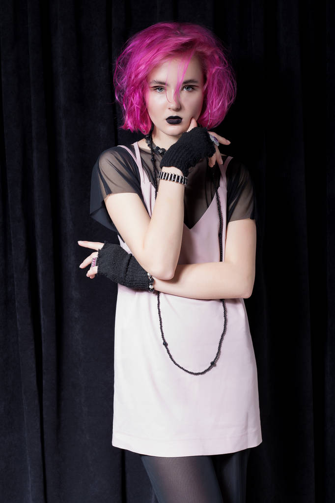 moda tiro de uma menina com cabelo rosa em um vestido rosa em um fundo preto no estúdio, hipster menina, moda jovem
 - Foto, Imagem