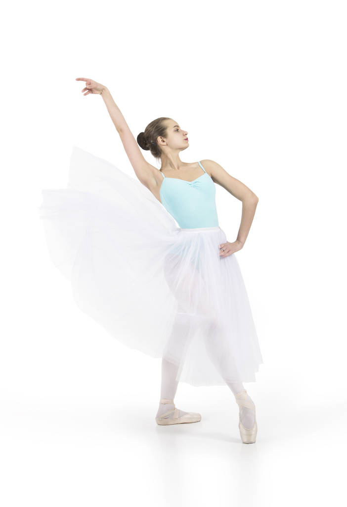Молодая улыбающаяся девушка танцует балет
. - Фото, изображение