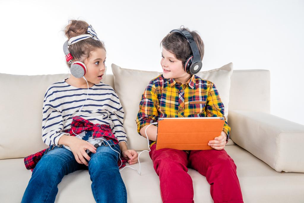 Niños con auriculares y tableta digital
 - Foto, Imagen