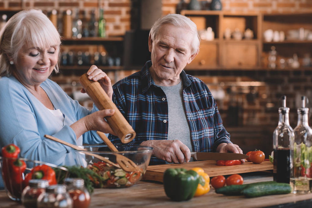 Ηλικιωμένο ζευγάρι μαγειρεύουν μαζί - Φωτογραφία, εικόνα