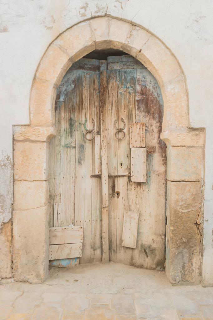 Perinteinen vanha maalattu ovi historiallisella alueella tai Medina, Tunisia
. - Valokuva, kuva