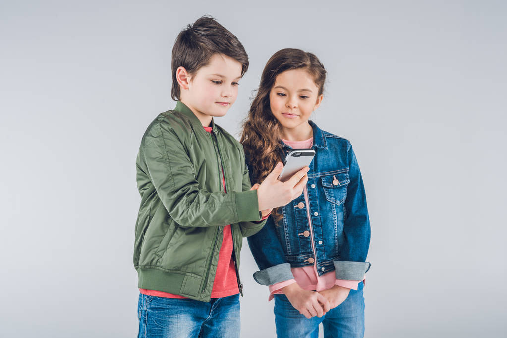 niños usando smartphone
  - Foto, imagen