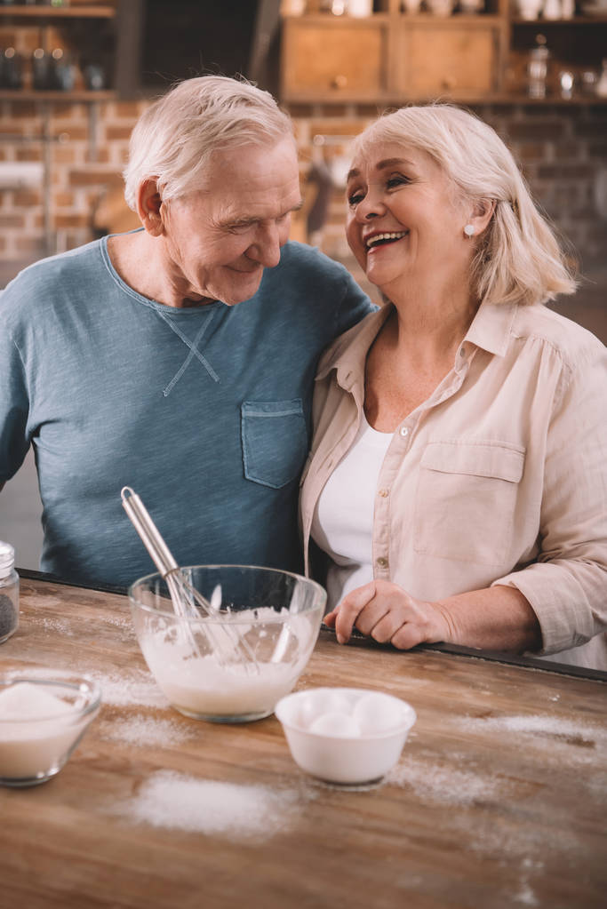 senior couple cuisson crêpes
 - Photo, image