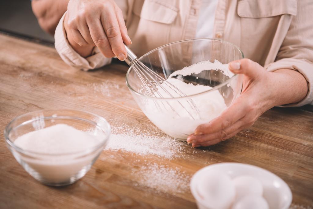 femme mélange pâte pour crêpes
  - Photo, image