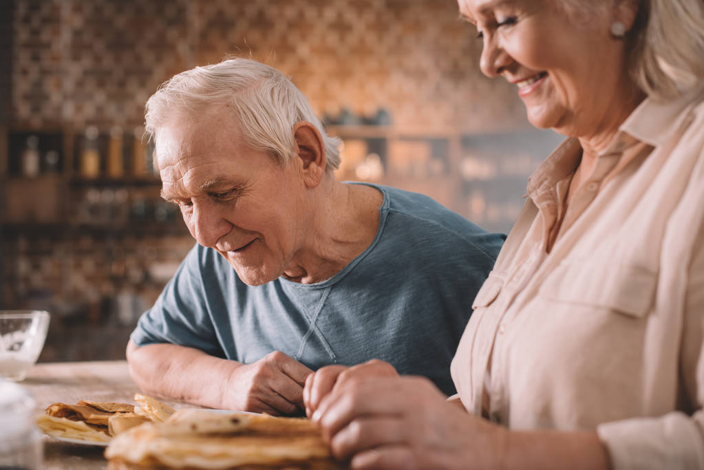 старша пара їсть млинці
 - Фото, зображення