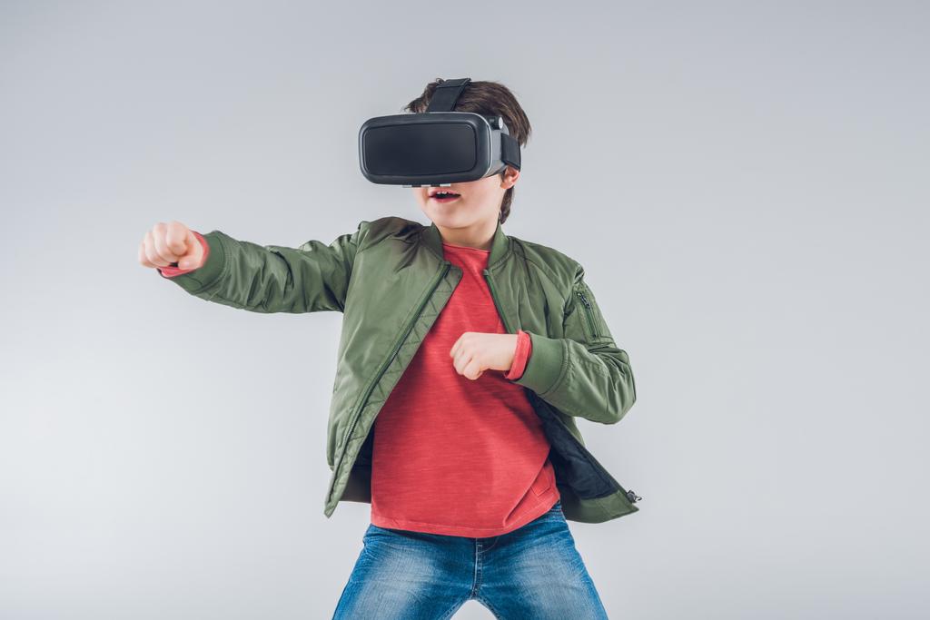 Мальчик с наушниками виртуальной реальности
 - Фото, изображение