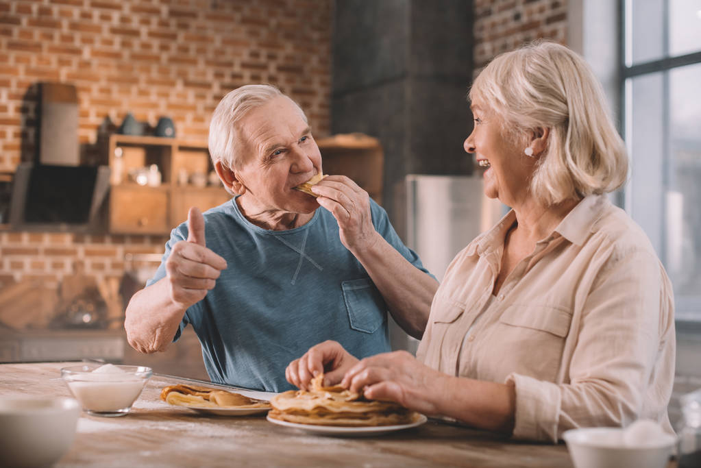 anziani coppia mangiare frittelle
 - Foto, immagini