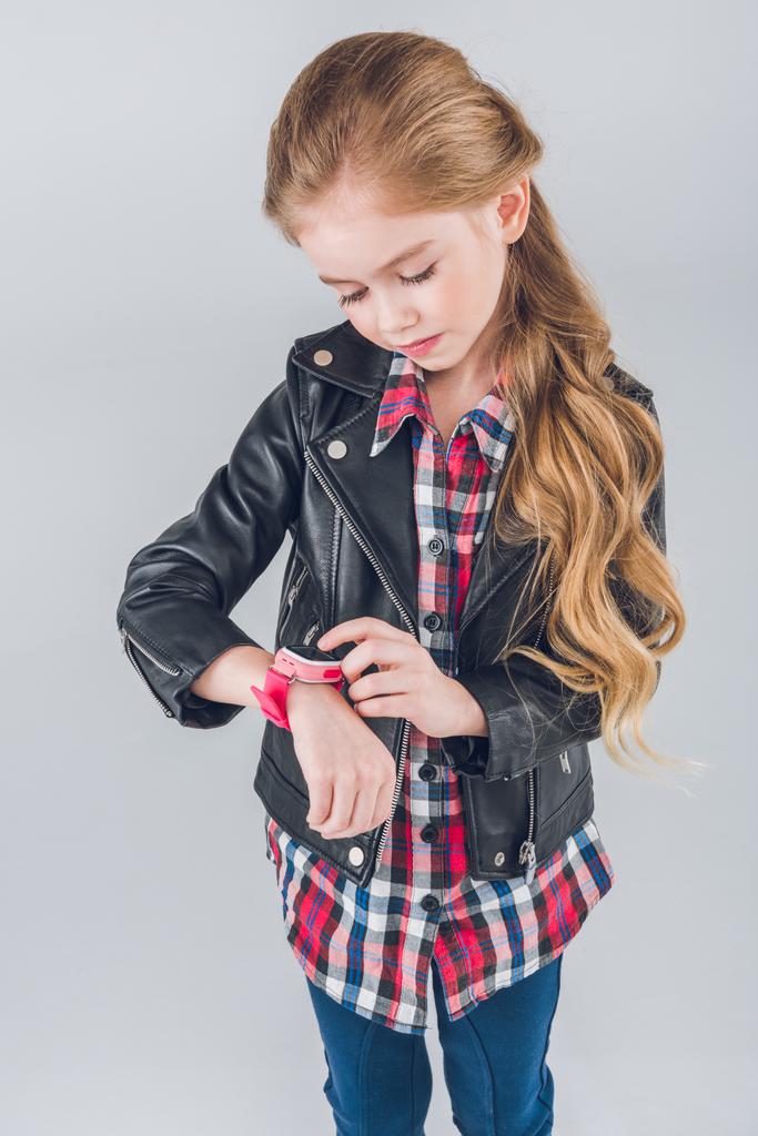 Κορίτσι χρησιμοποιούν το smartwatch - Φωτογραφία, εικόνα