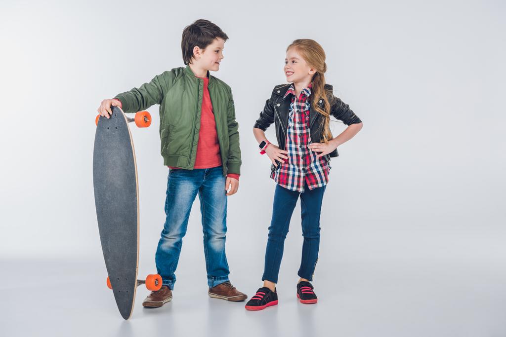Хлопчик і дівчинка зі скейтбордом
 - Фото, зображення