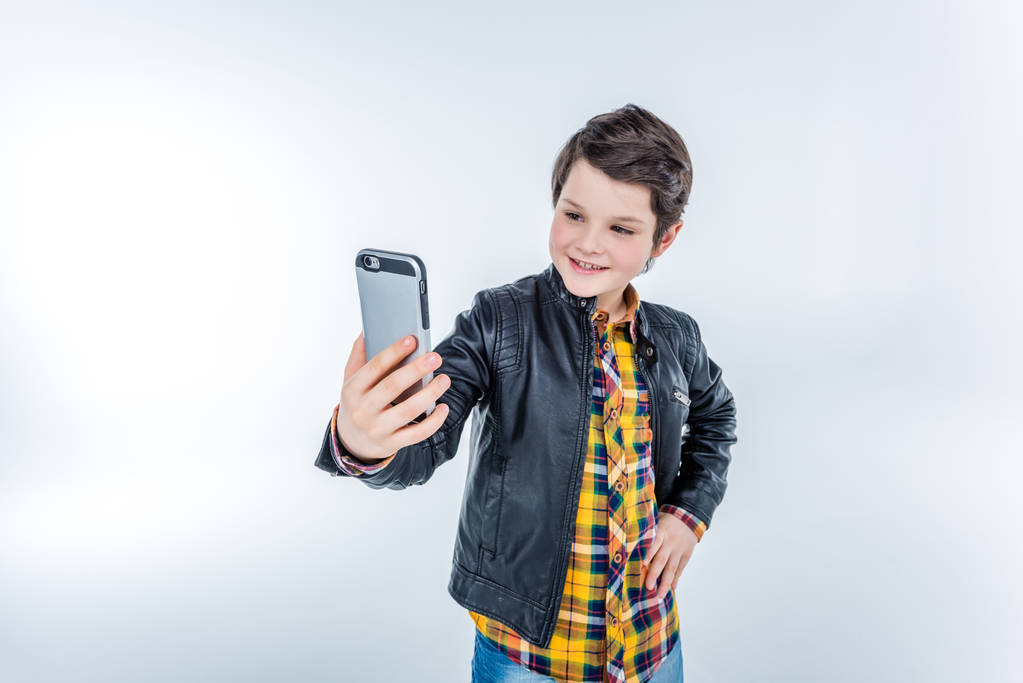 Хлопчик робить selfie
 - Фото, зображення