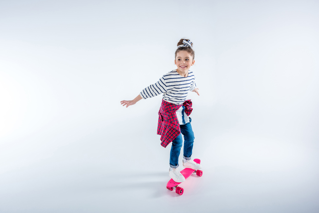 スケート ボードと小さな女の子 - 写真・画像