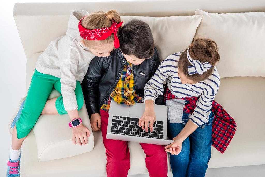 Дети с ноутбуком
 - Фото, изображение