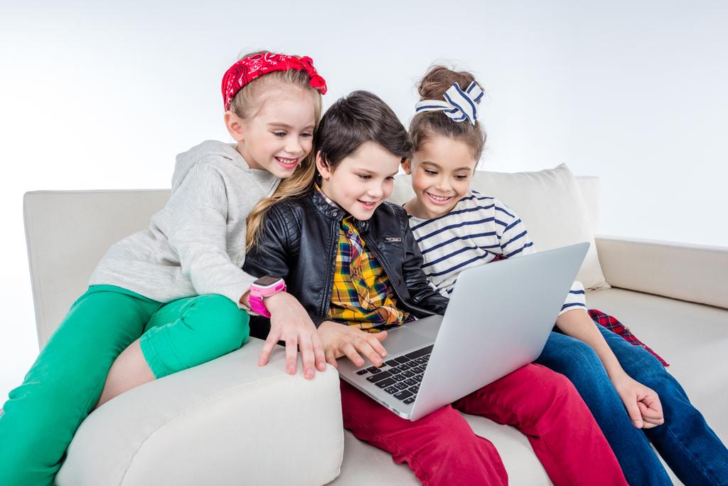 Kinder benutzen Laptop - Foto, Bild