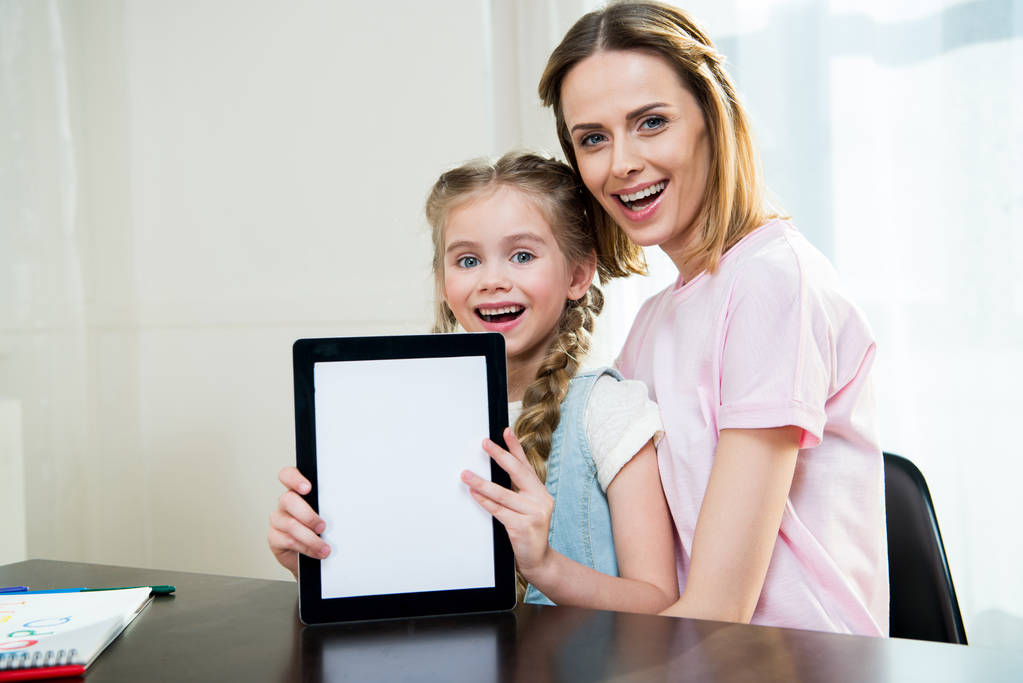 Anne ve kızı gösteren dijital tablet - Fotoğraf, Görsel